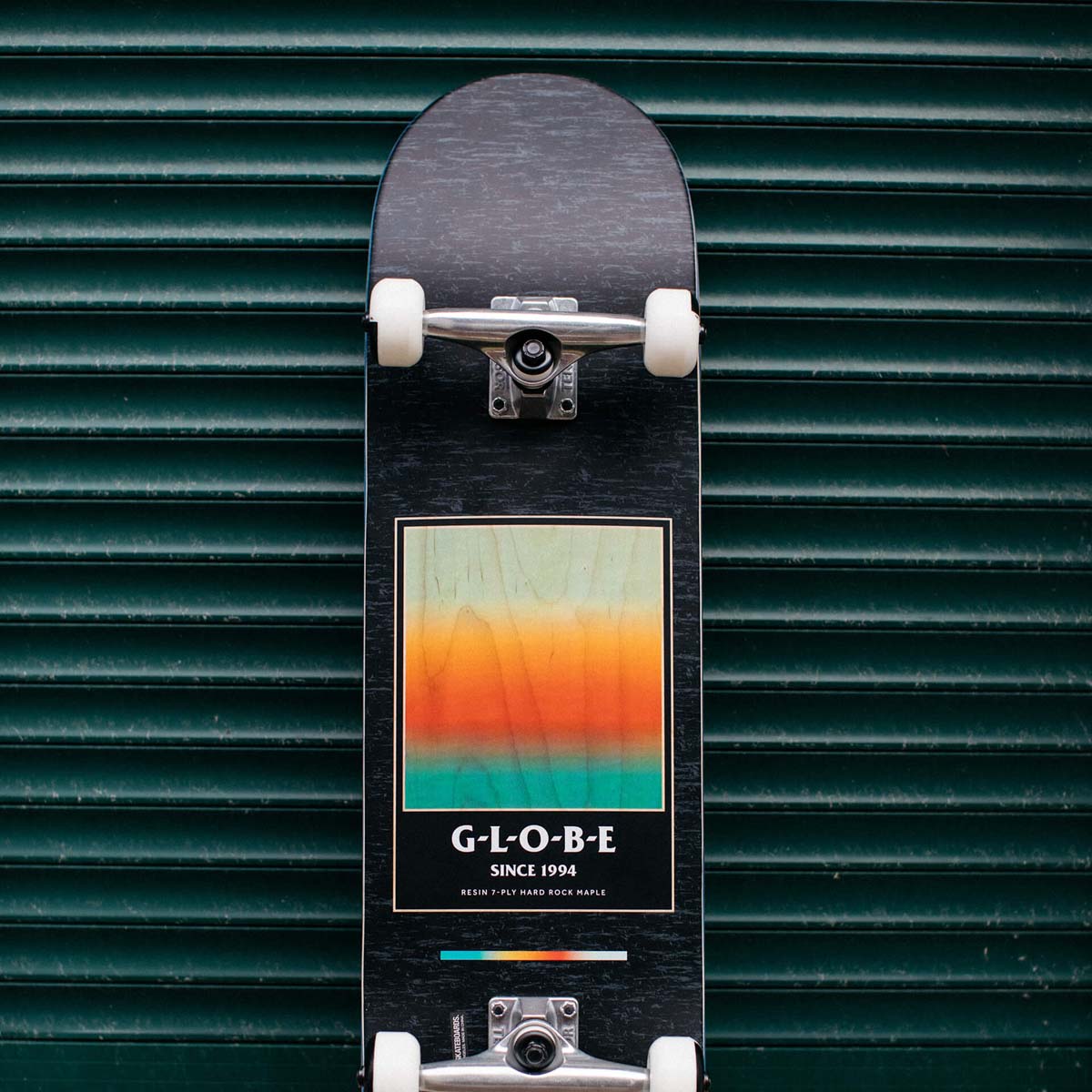 Globe - G1 Supercolor - Black/Pond - 8.125" Skate completo