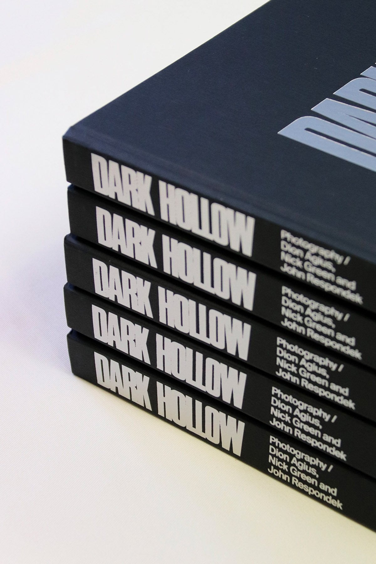 boek dark hollow assorted