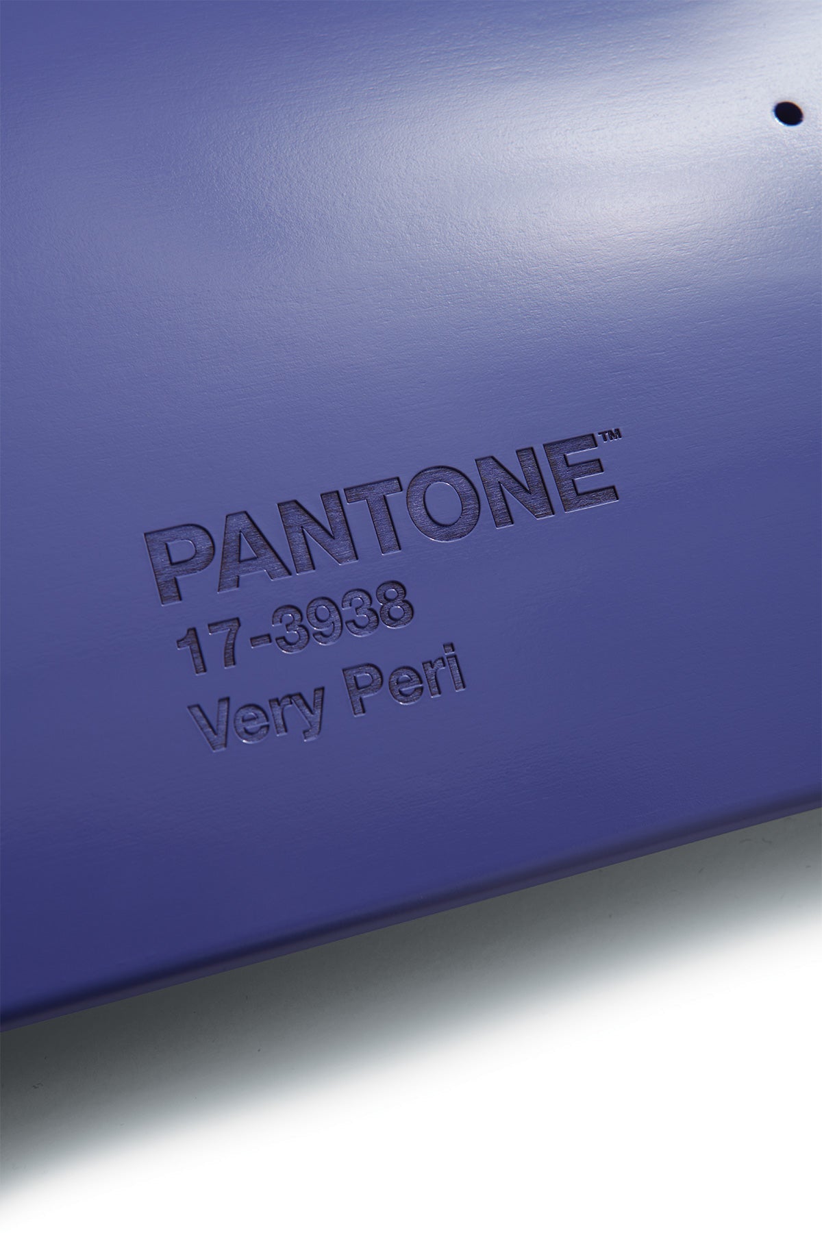 globe + pantone color of the year™ 2021 2022 8.25" coffret