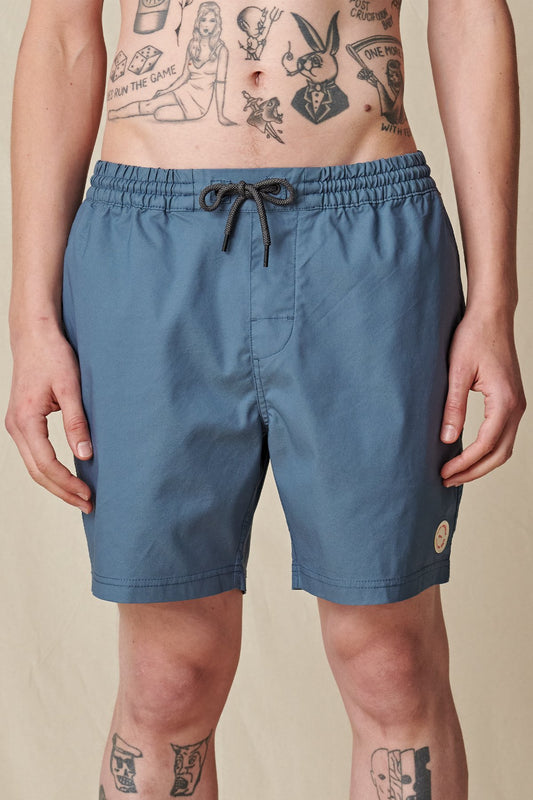 Globe Shorts - Clean Swell Poolshort in der Farbe Schiefer Blue
