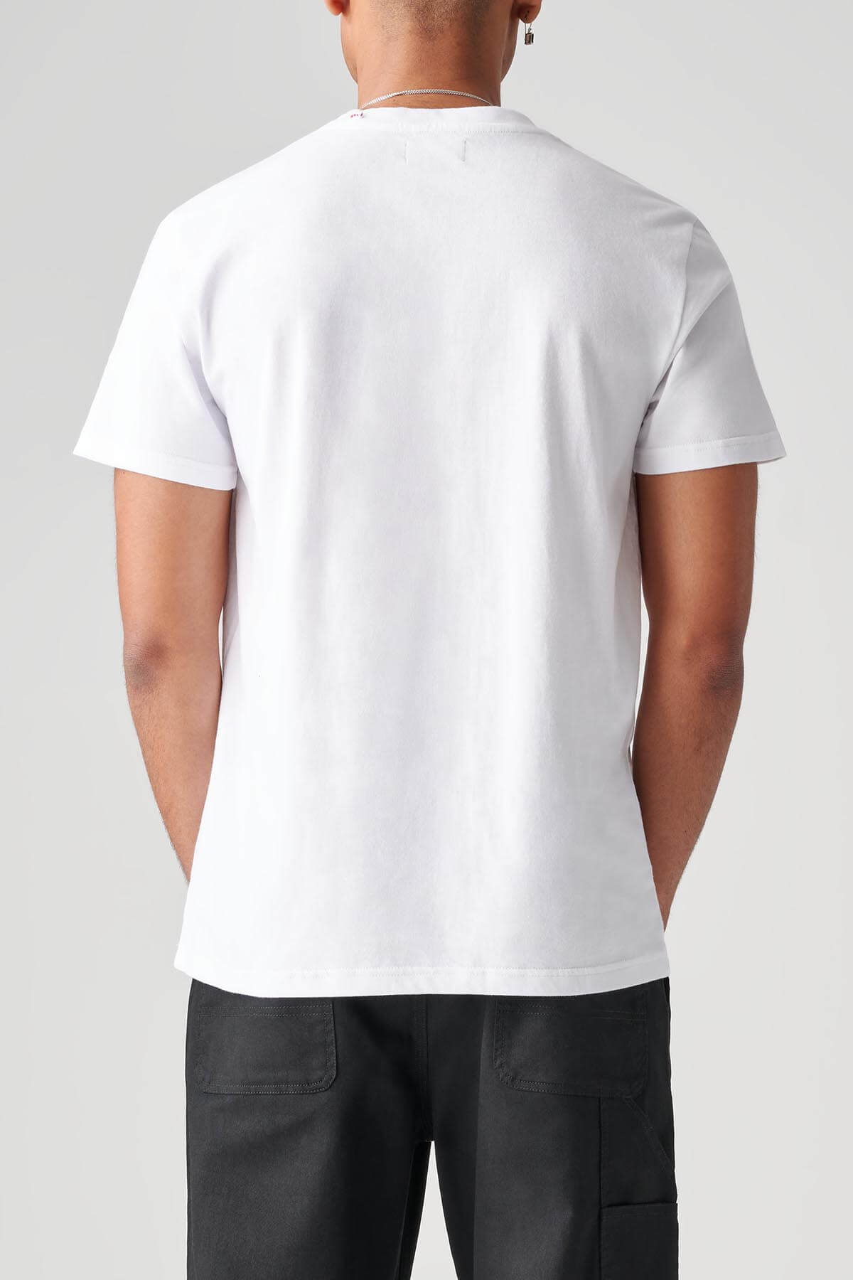tee-shirt "peeking out white